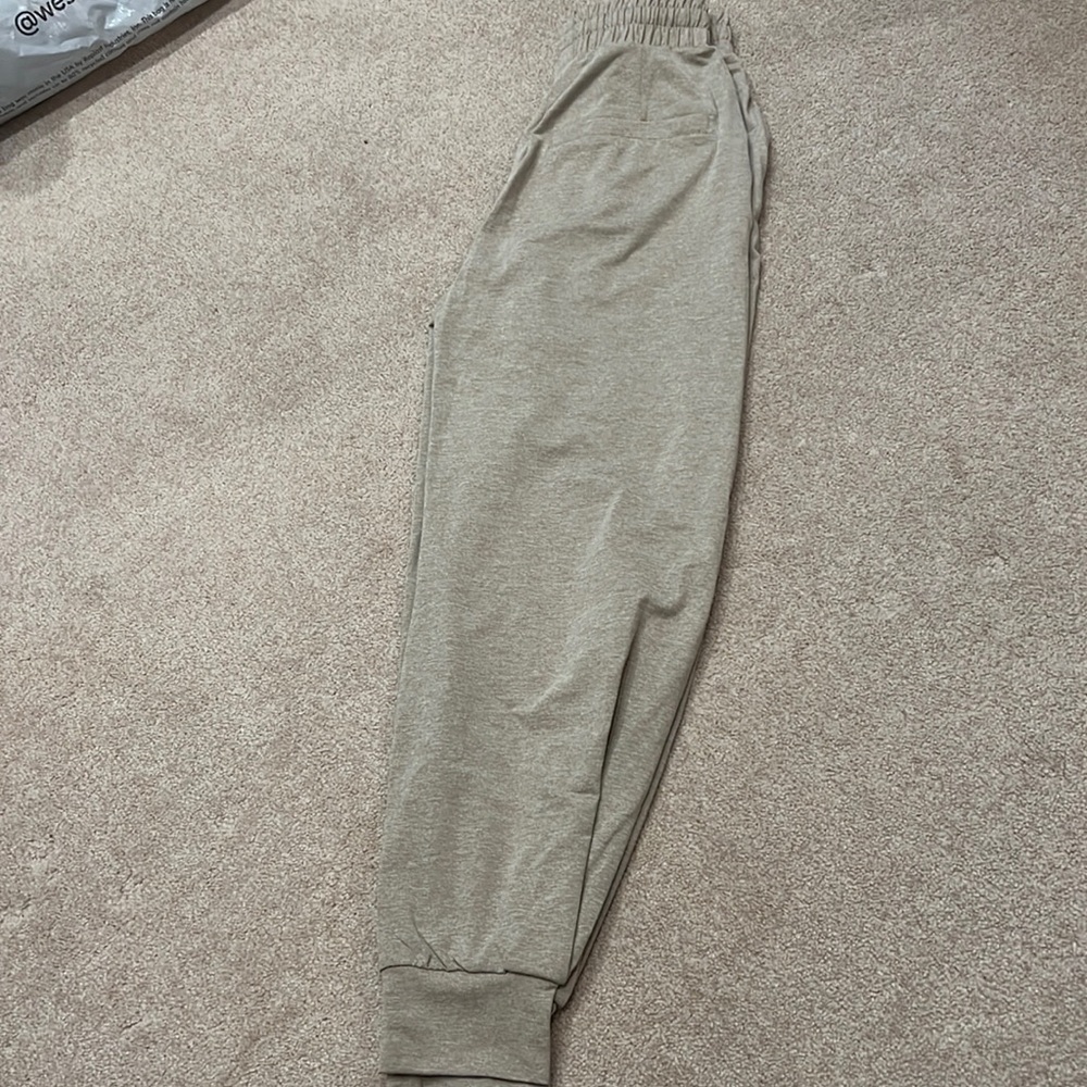 Varley jogger. Slim fit at waist and made to be oversized through thighs.